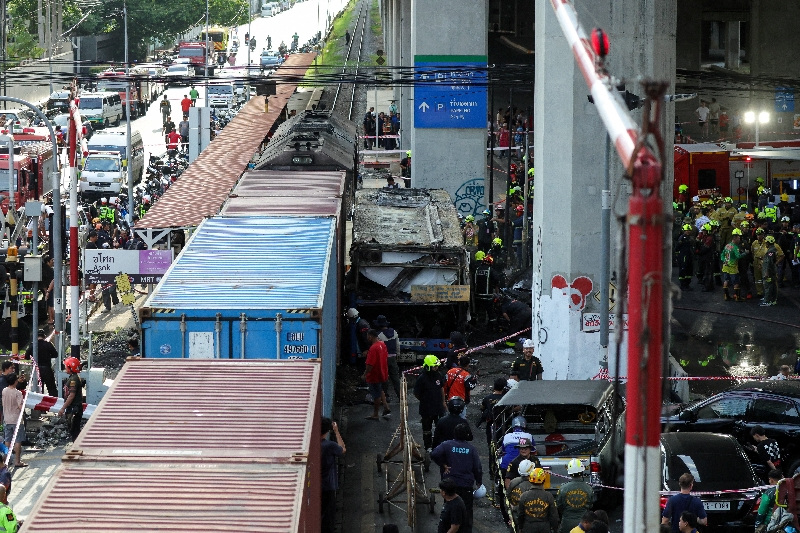 Serviços de emergência trabalham em um local onde um trem colidiu com um ônibus e vários carros na Asok-Din Daeng Road, causando várias vítimas, em Bangkok, Tailândia, em 16 de maio de 2026. REUTERS/Athit Perawongmetha