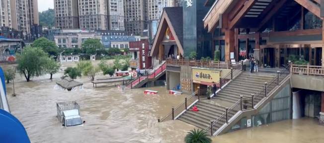 Um veículo parcialmente submerso em águas de enchente após fortes chuvas em Duyun, província de Guizhou, China