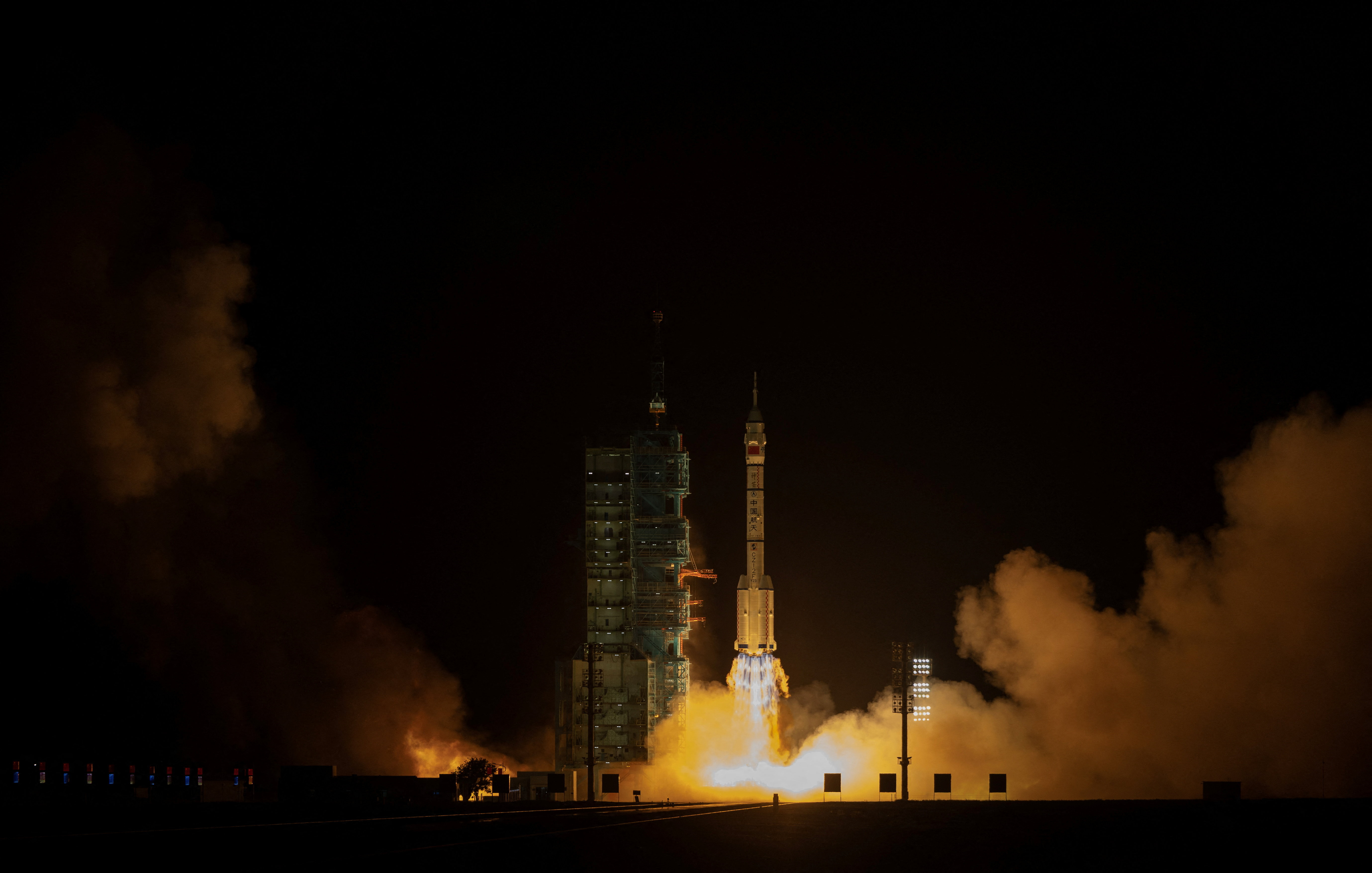 China envia astronauta em missão espacial de um ano de olho em pouso na Lua em 2030