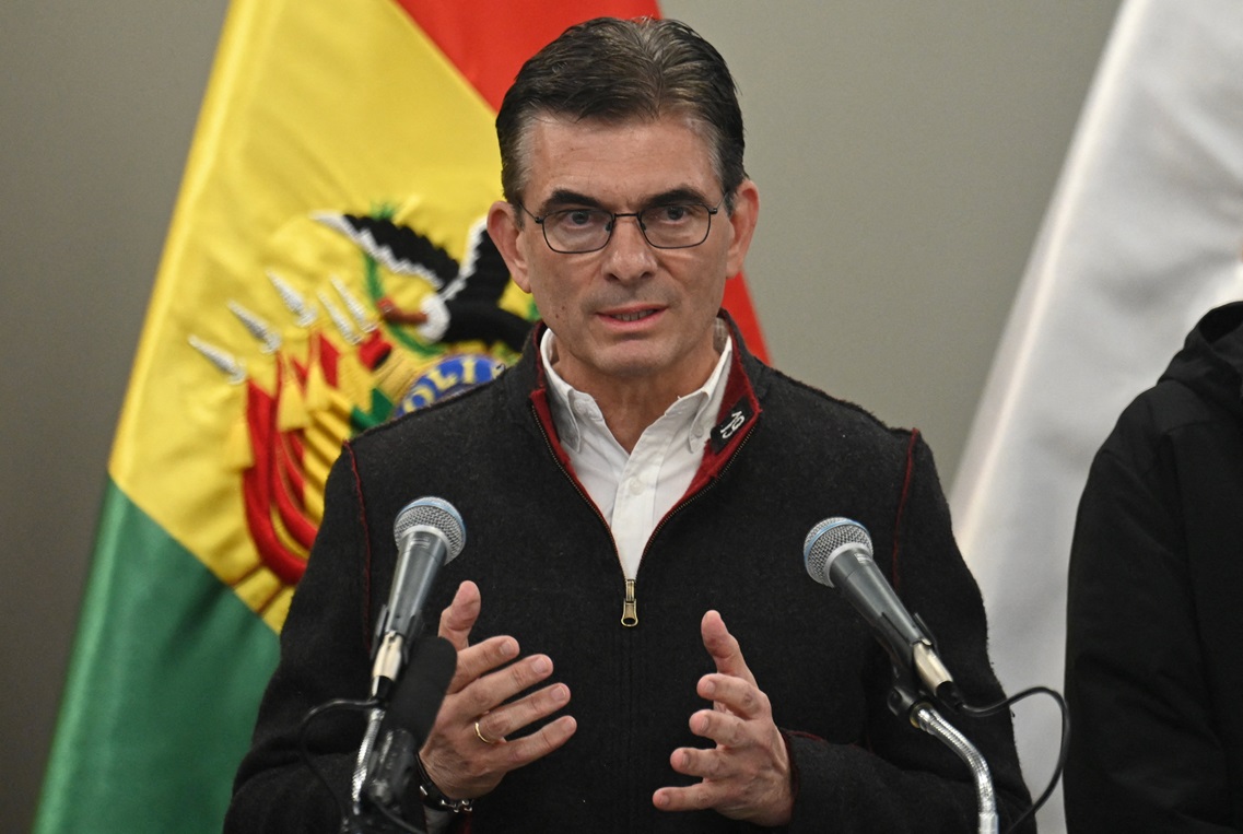 Presidente da Bolívia corta salário pela metade em meio a protestos no país