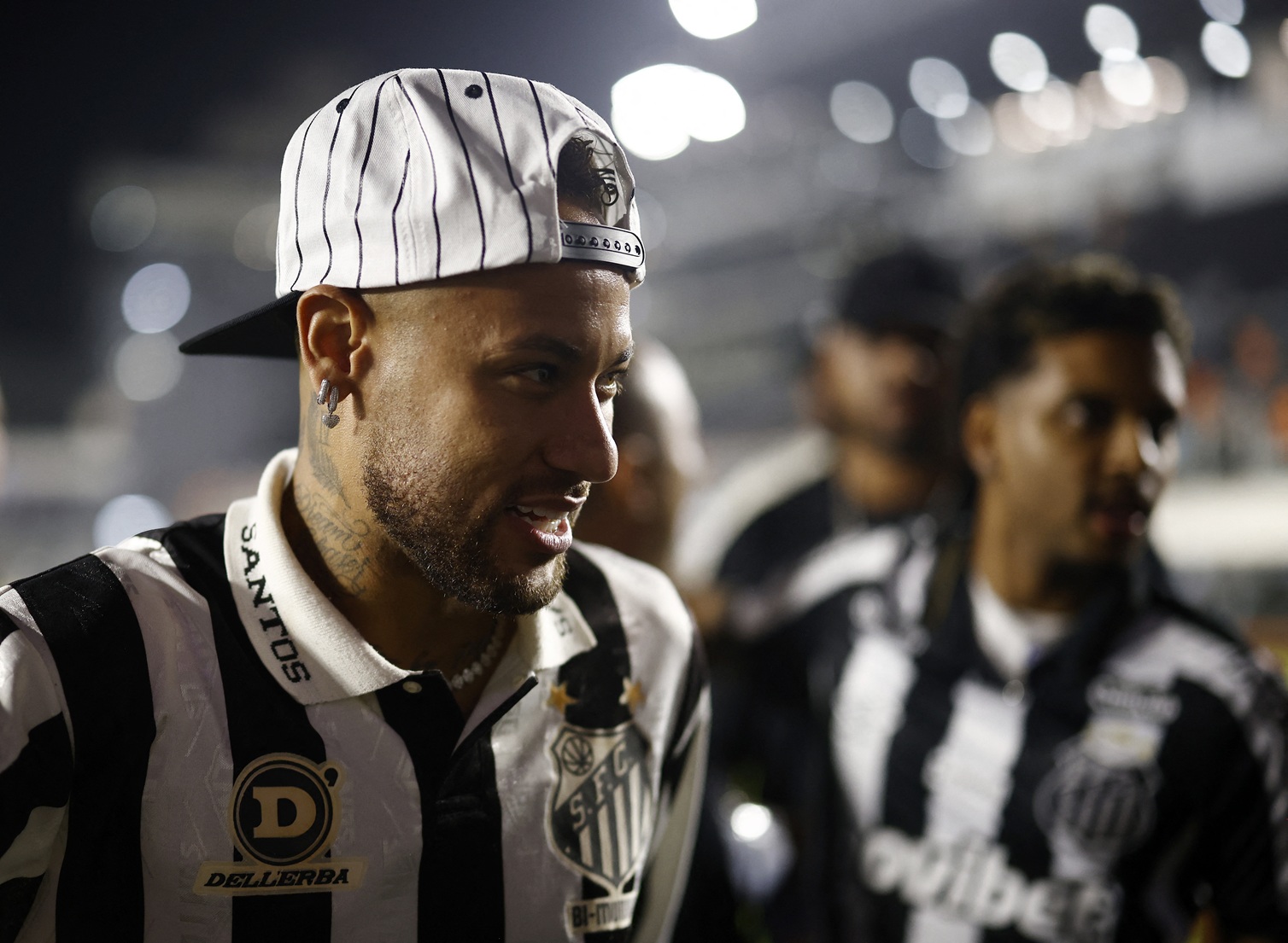 Neymar inicia preparação da seleção com edema na panturrilha