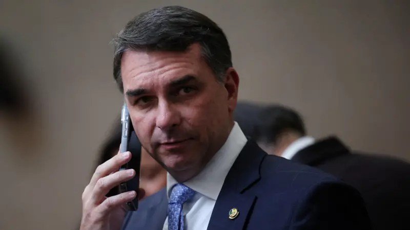 Flávio pede mais prazo para depor em caso de calúnia sobre Lula após cobrança da PF