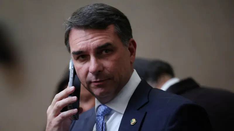 Vazamento de áudios envolvendo Flávio Bolsonaro gera desgaste político