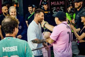 Lionel Messi, jogador do Inter Miami, cumprimenta os fãs no Chase Stadium em Fort Lauderdale, Flórida, EUA