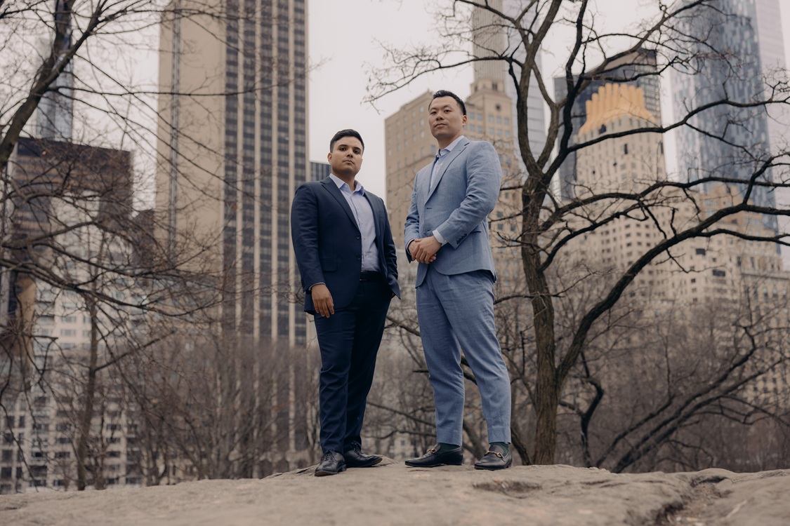 Felipe Sinisterra (à esquerda) e Dave Wang no Central Park, em Nova York, em março. Fotógrafo: Jose A. Alvarado Jr./Bloomberg