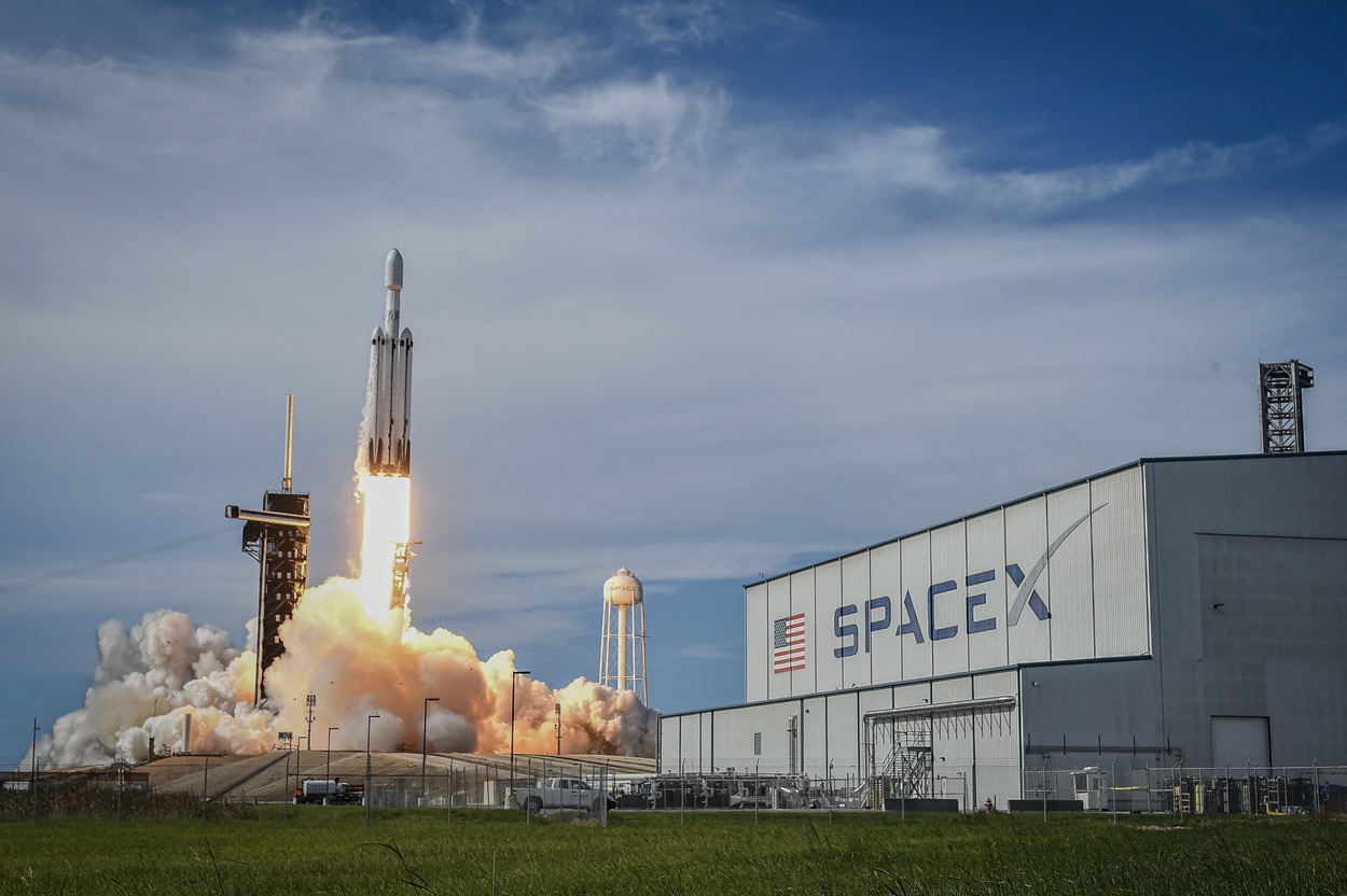 Um foguete Falcon Heavy da SpaceX decola do Kennedy Space Center, na Flórida. Fotógrafo: Miguel J. Rodriguez Carrillo/AFP/Getty Images
