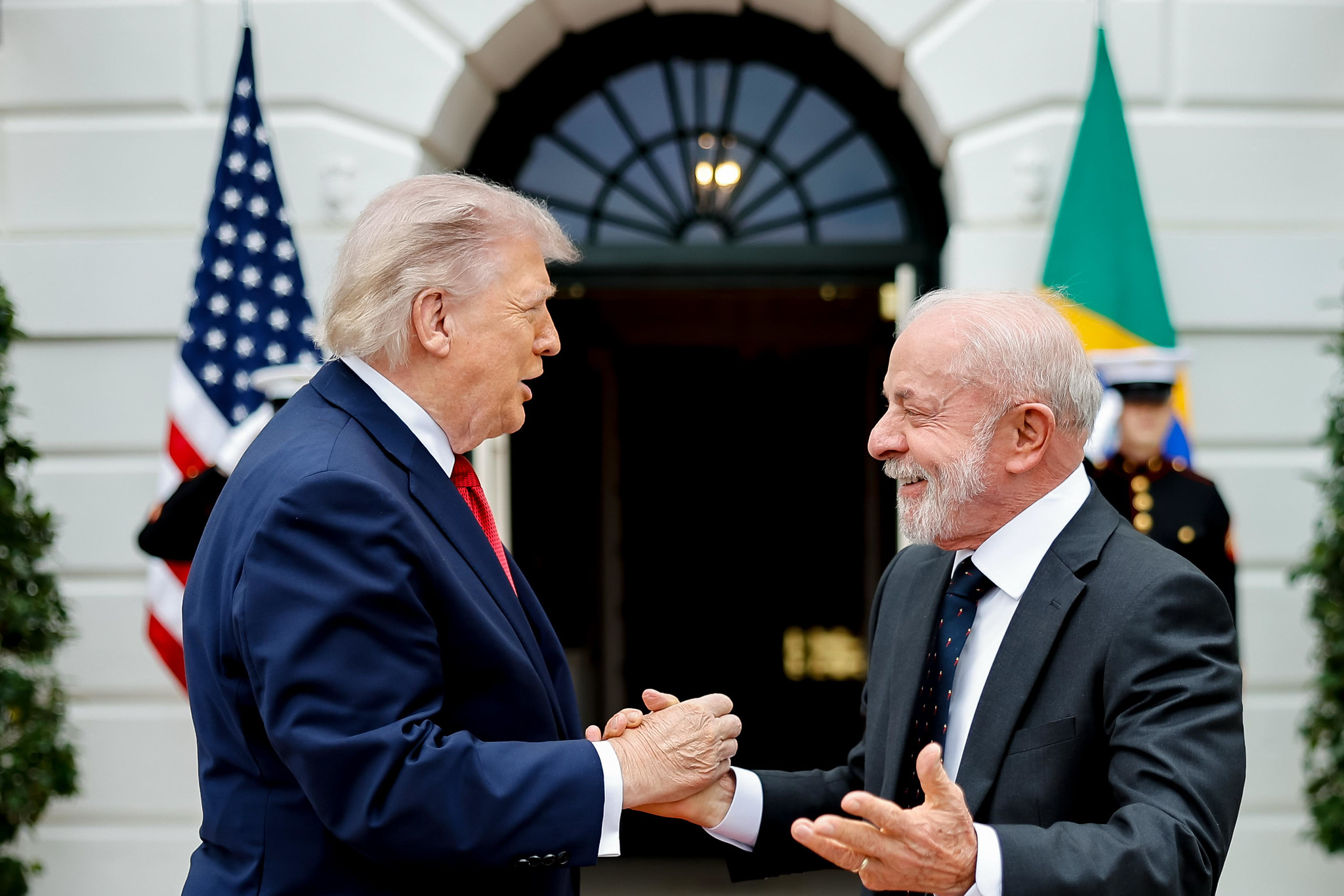 Lula diz sair “muito satisfeito” de reunião com Trump: “Importante para Brasil e EUA”