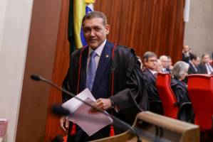 Nunes Marques assume presidência do TSE com foco em moderação