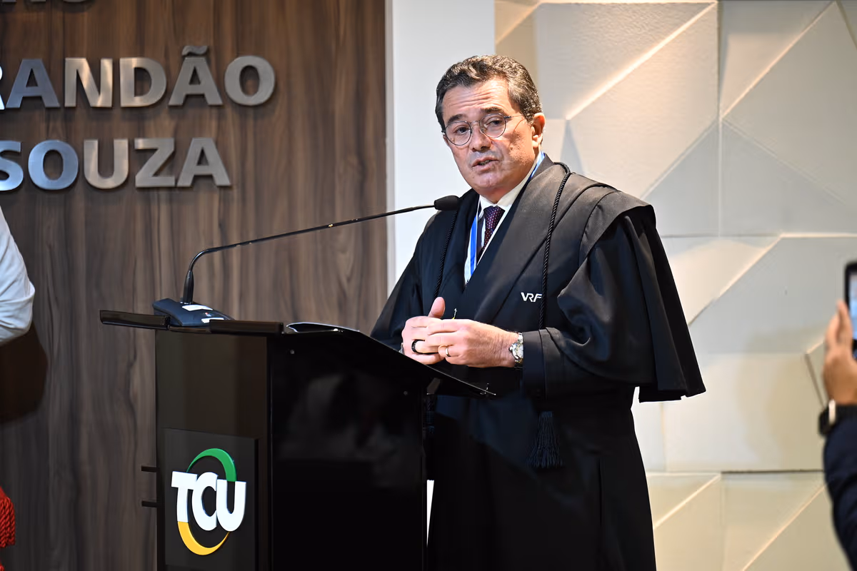 Odair Cunha toma posse como novo ministro do TCU e defende política com 'P maiúsculo'