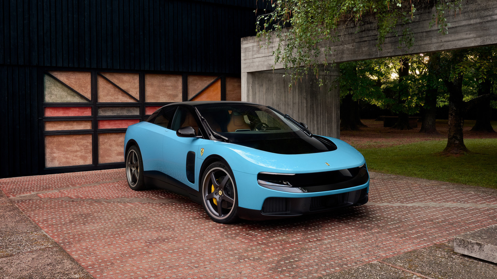 Ferrari cai quase 8% após críticas ao seu primeiro veículo elétrico