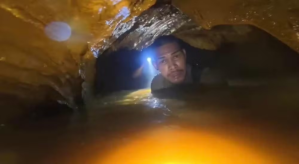 Sete pessoas estão presas em caverna no Laos há cinco dias após enchente