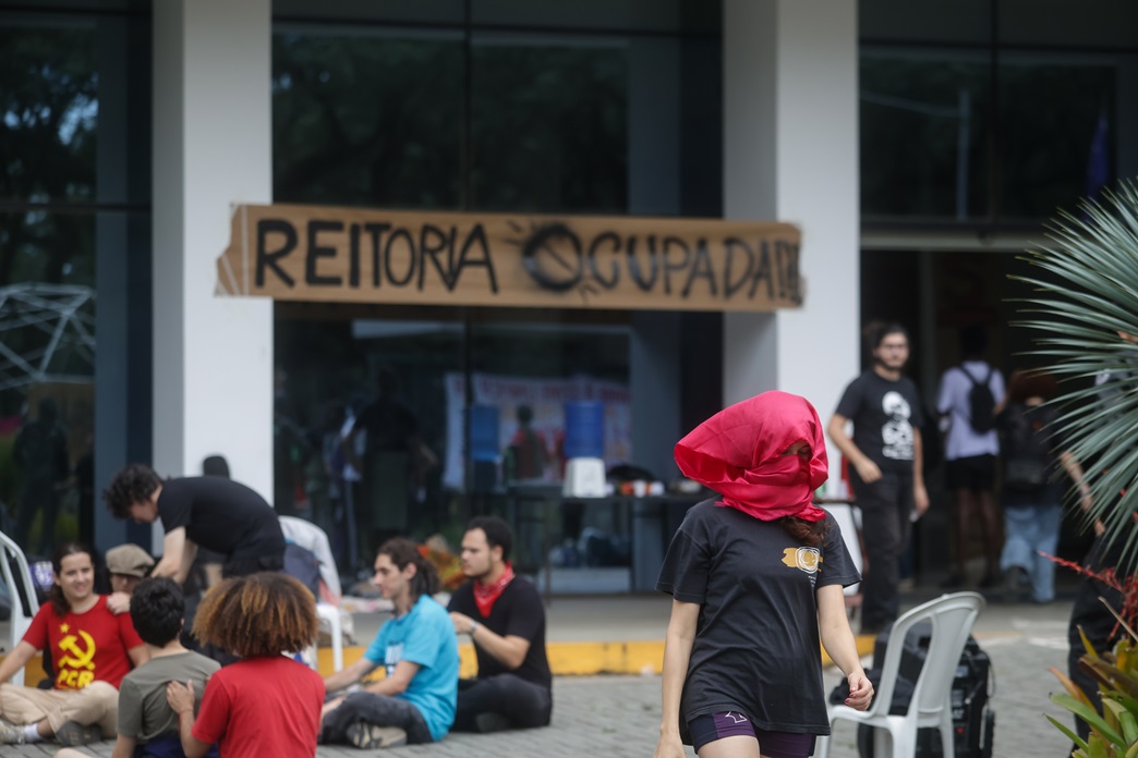 PM expulsa estudantes com bombas de efeito moral e retoma reitoria da USP