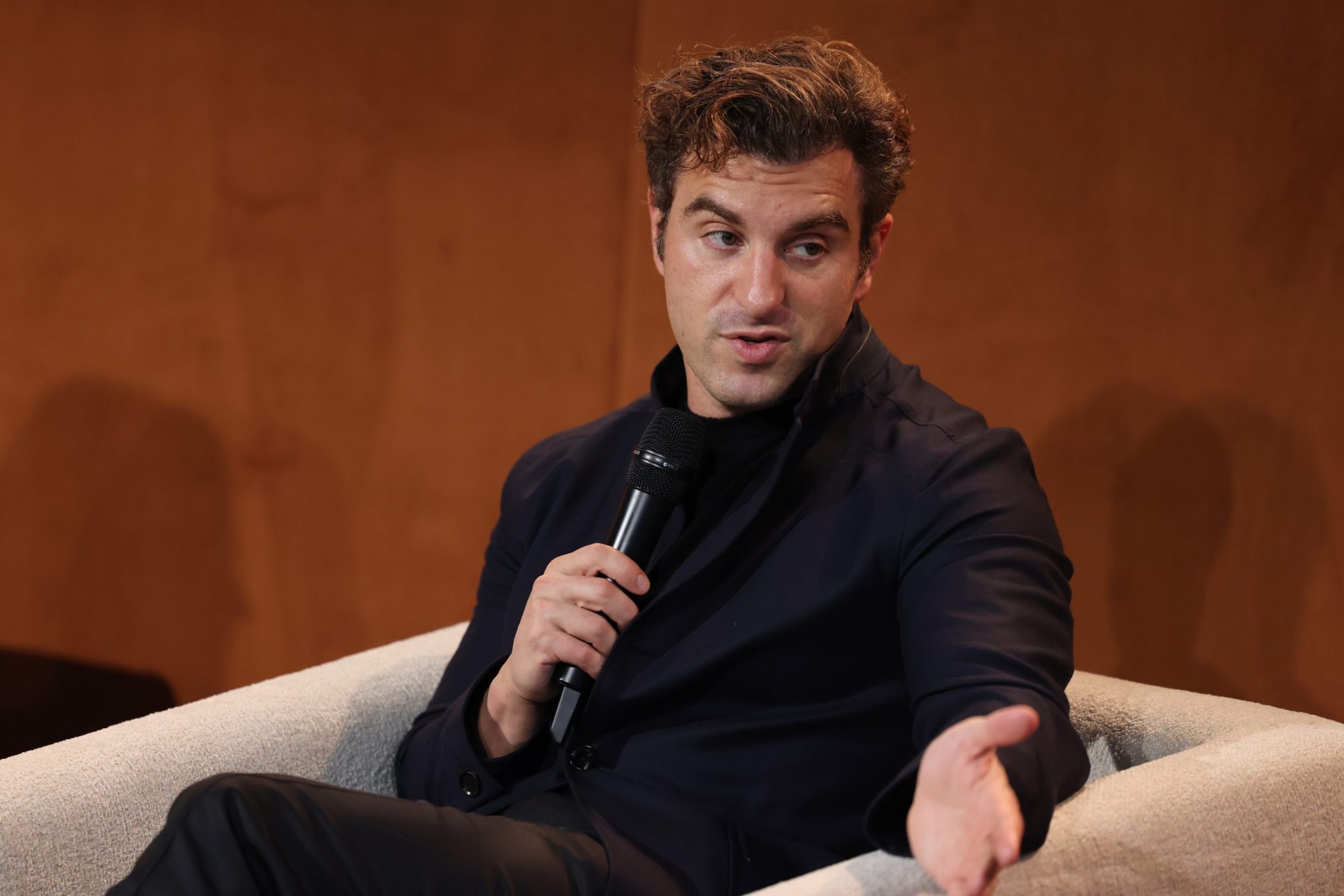 CEO do Airbnb diz quais são os 2 tipos de profissionais que não sobreviverão à IA