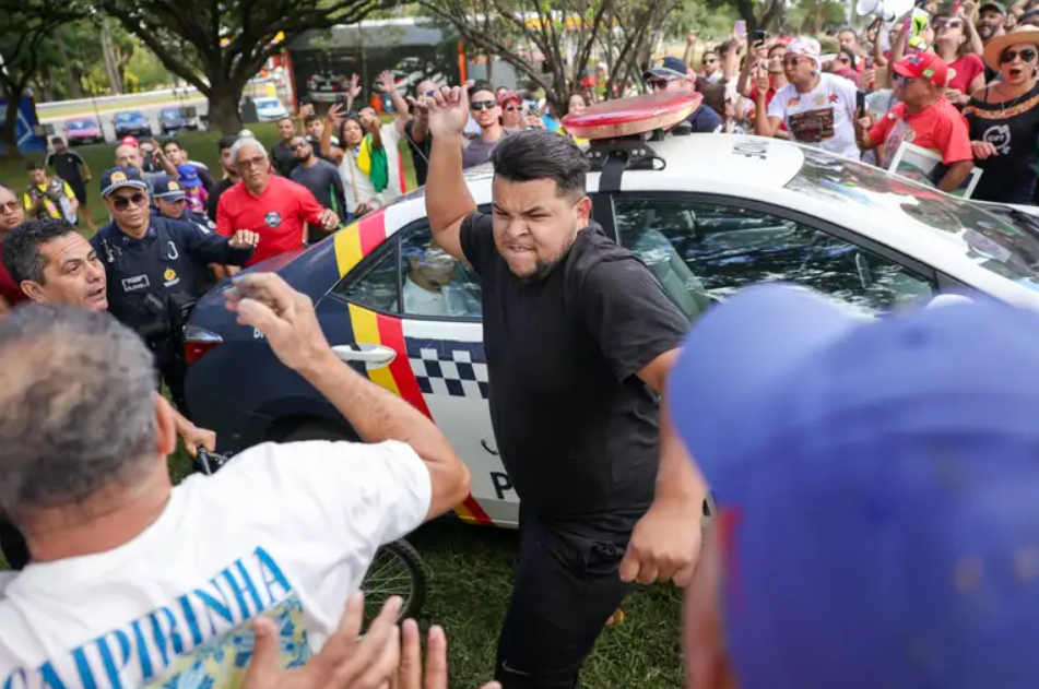 Boneco de Bolsonaro e “sem anistia”: intervenção de rivais gera confusão no 1 de Maio