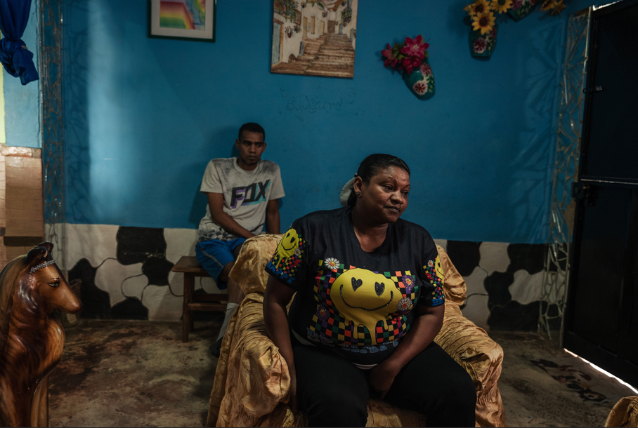 Ana Bracho com seu filho Andry Acosta na casa onde moram, em Antimano, Venezuela, em 4 de março de 2026.