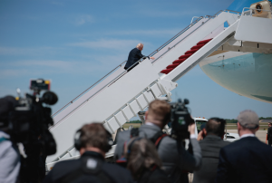 Presidente dos EUA, Donald Trump, embarca no Air Force One para uma viagem à China, na Base Conjunta Andrews, Maryland, EUA