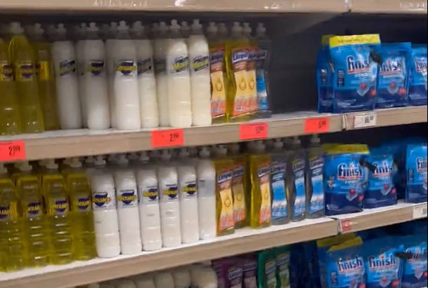 Prateleira com detergentes (Imagens: Redes Sociais)