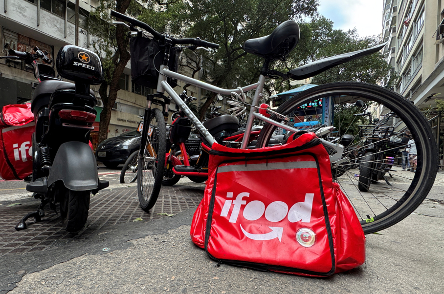 Bolsa do iFood ao lado de uma bicicleta no Rio de Janeiro 3 de novembro de 2025.