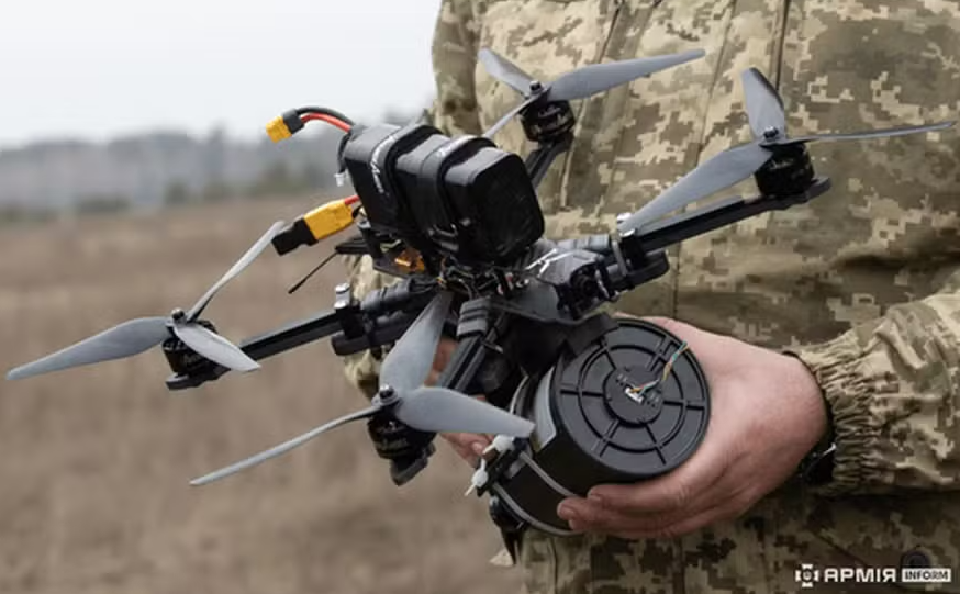 Ex-combatente da guerra da Ucrânia treina CV para usar drones de grande porte no Rio