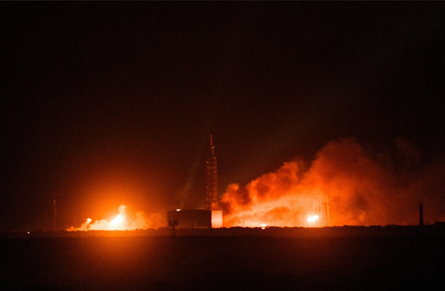 Fogo e fumaça se elevam da plataforma de lançamento do foguete New Glenn da Blue Origin