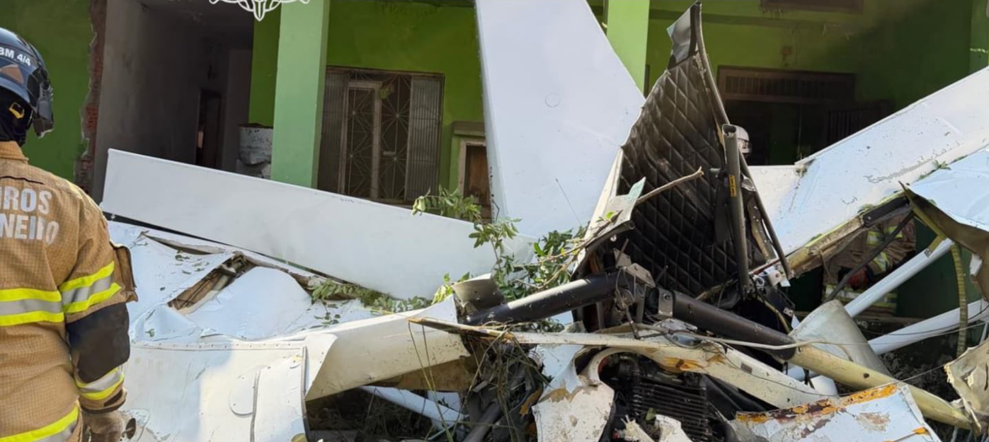 Avião de pequeno porte caiu sobre uma área residencial em Nova Iguaçu (Crédito: Bombeiros/RJ)