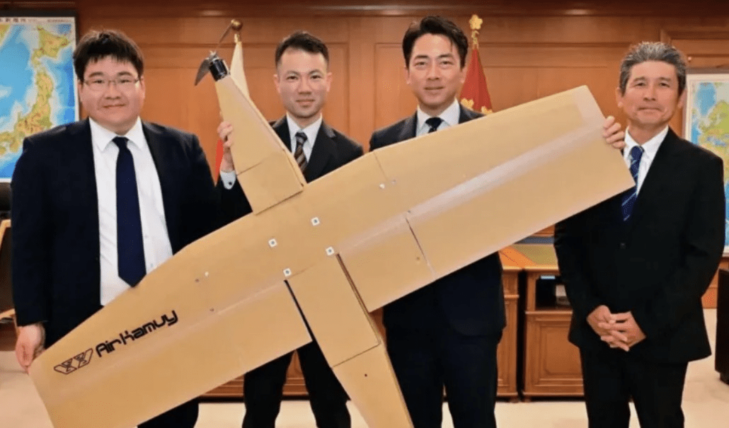 Drone militar de papelão