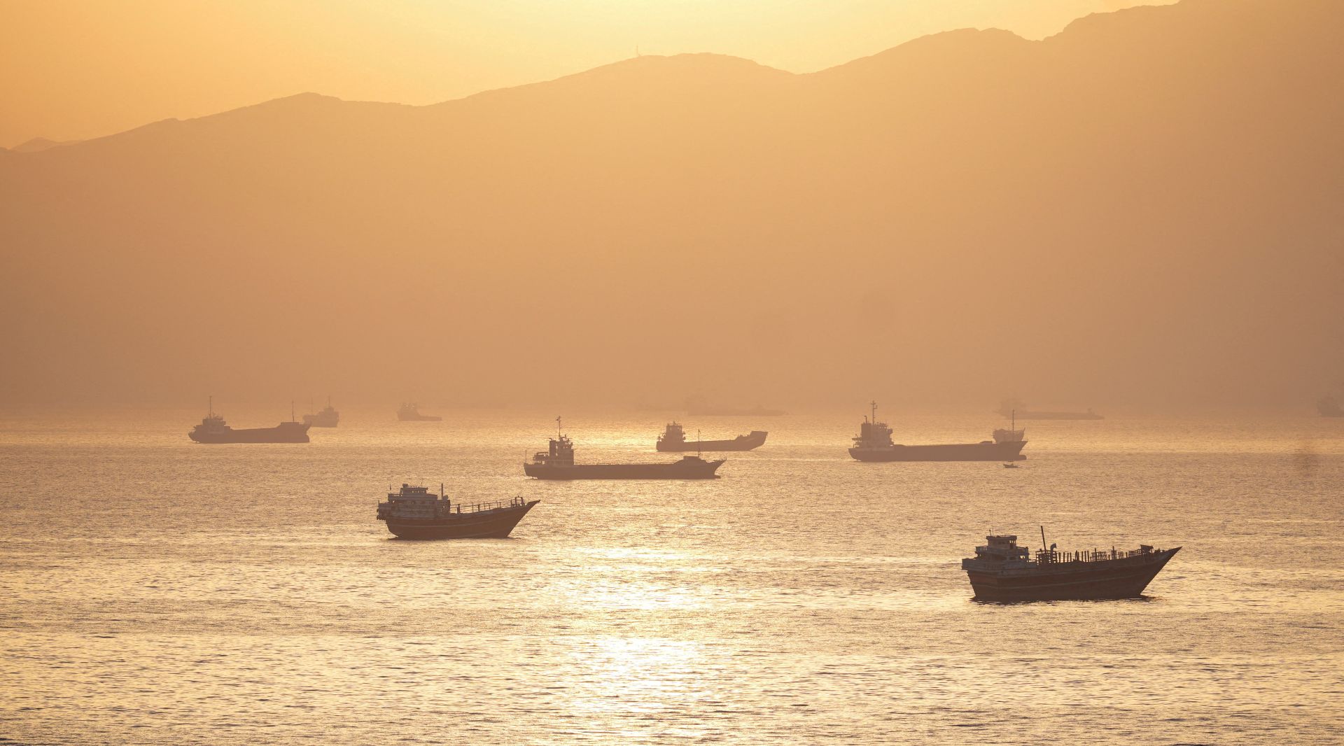 Navios ancorados no Estreito de Ormuz, vistos de Musandam, Omã
