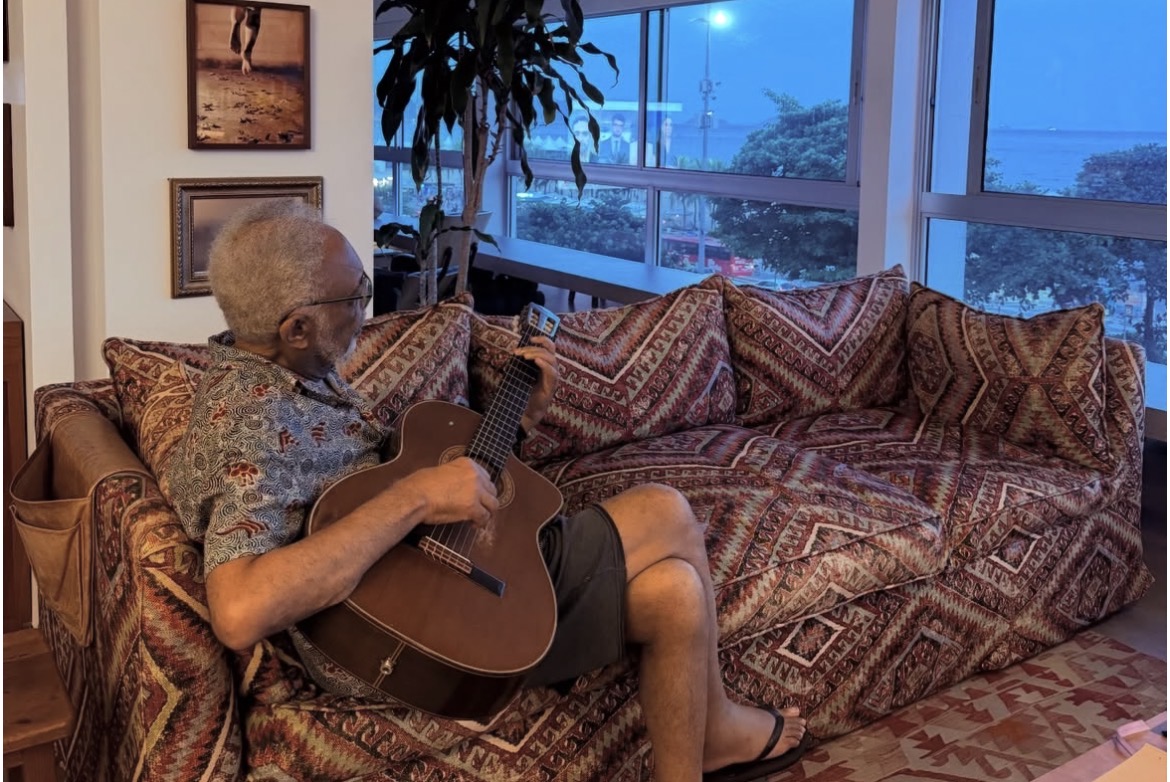 Gilberto Gil tocando em casa (Edifício Chopin - Copacabana)
