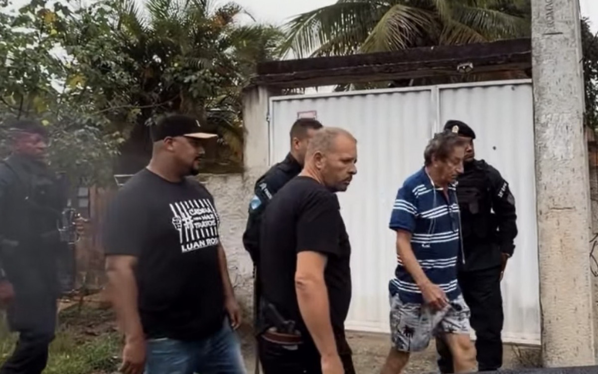 Deputado grava vídeo armado e diz ir atrás de suspeito de zoofilia