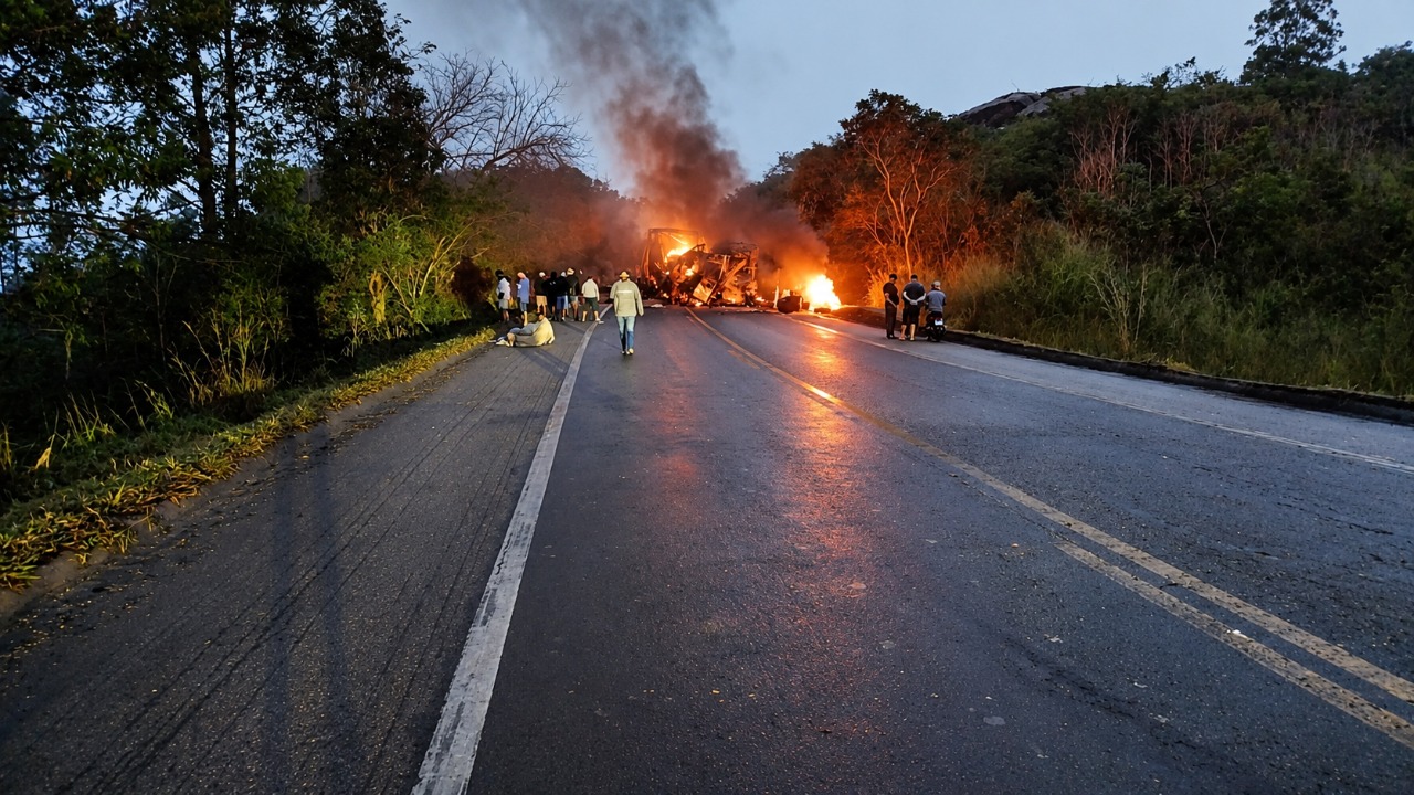 Ao menos 8 pessoas morrem em acidente em estrada de MG, dizem Bombeiros