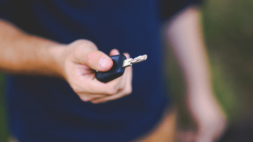 Homem com chave do carro na mão