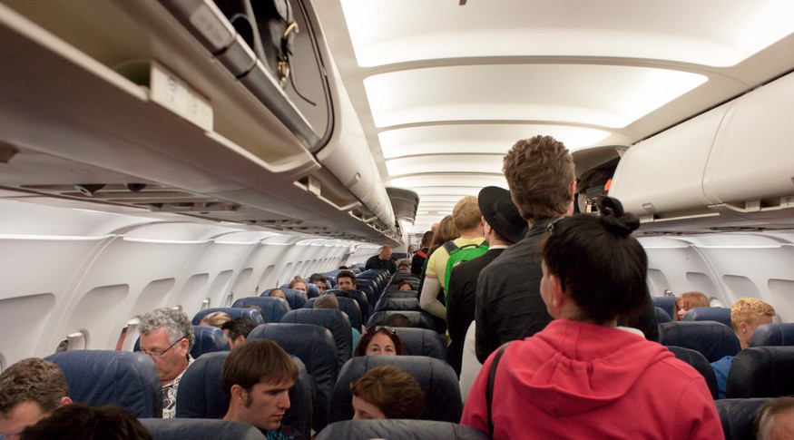 Os hábitos que mais irritam passageiros em aviões, de acordo com pesquisa; veja lista - QTU Questões do Universo
