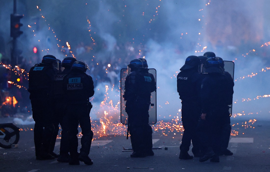 Da euforia ao caos: Paris tem confrontos, saques e carros incendiados após bi do PSG