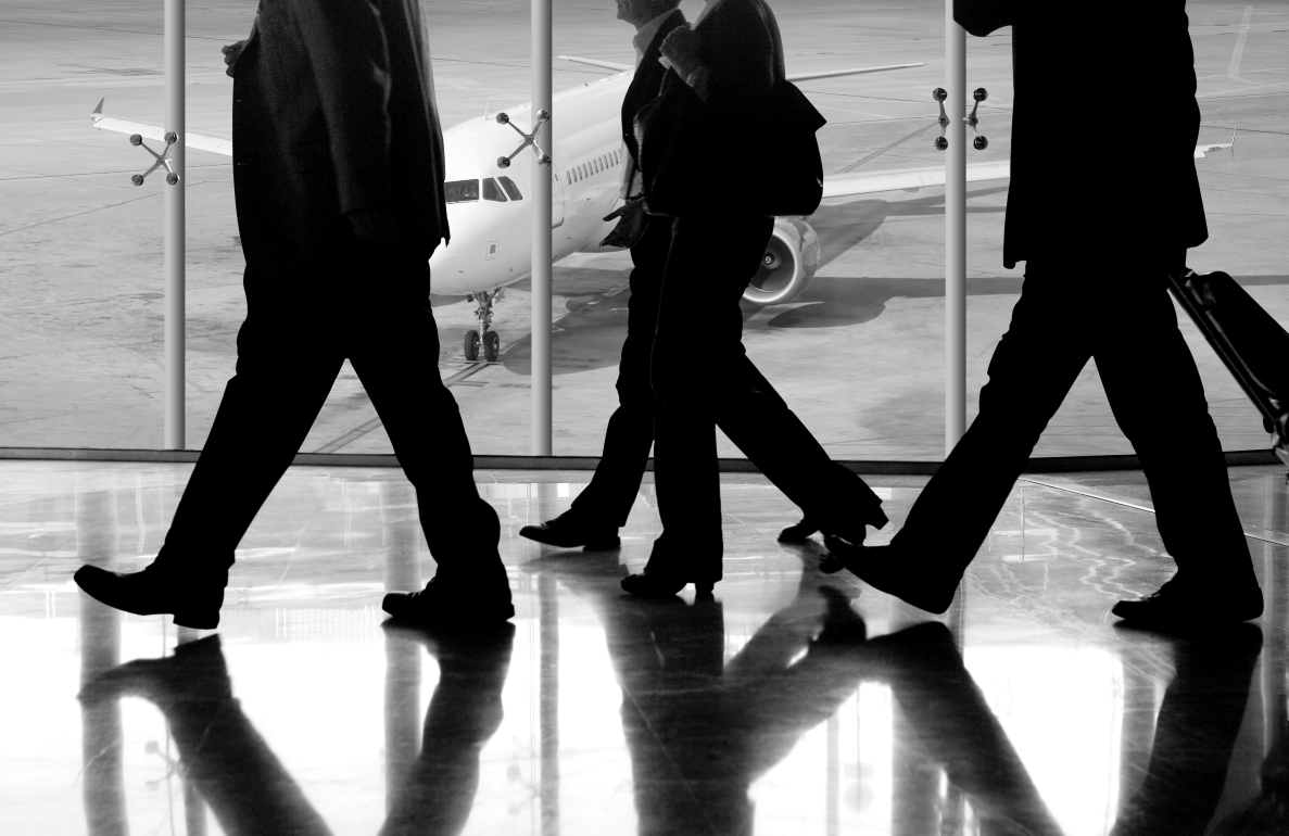 Profissionais no aeroporto rumo a curso executivo no exterior