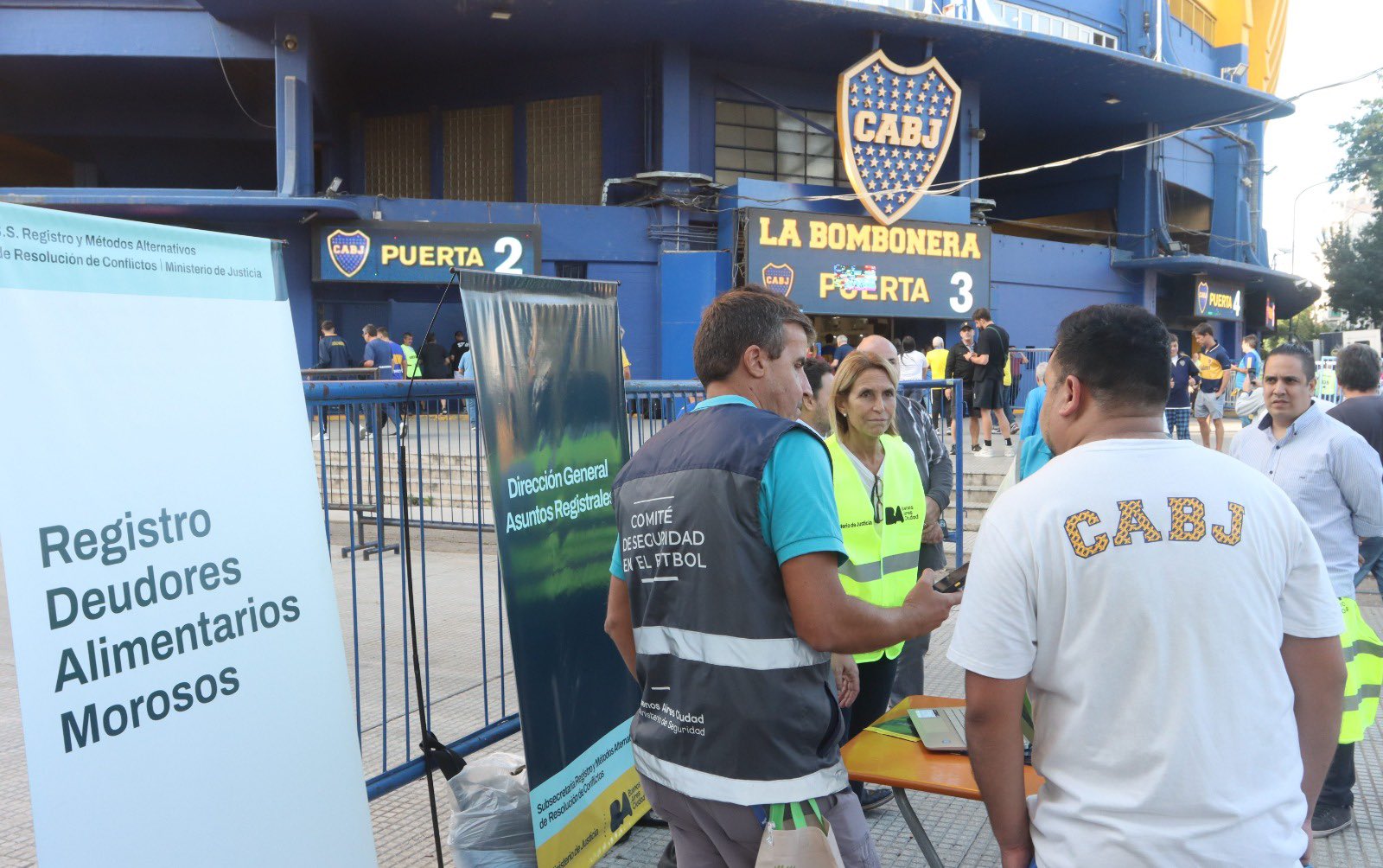 Argentina vai barrar devedores de pensão alimentícia em estádios de futebol