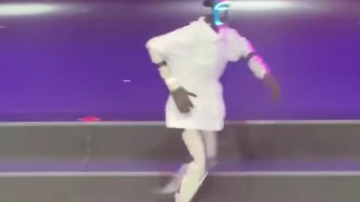 Robo cai ao dançar como Michael Jackson