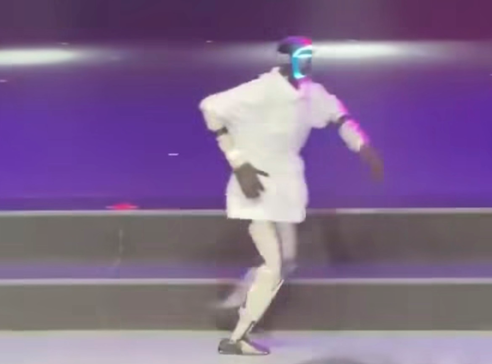 Robo cai ao dançar como Michael Jackson