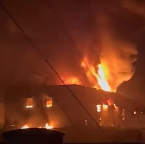 Incêndio de grandes proporções atinge fábrica de velas em Mauá