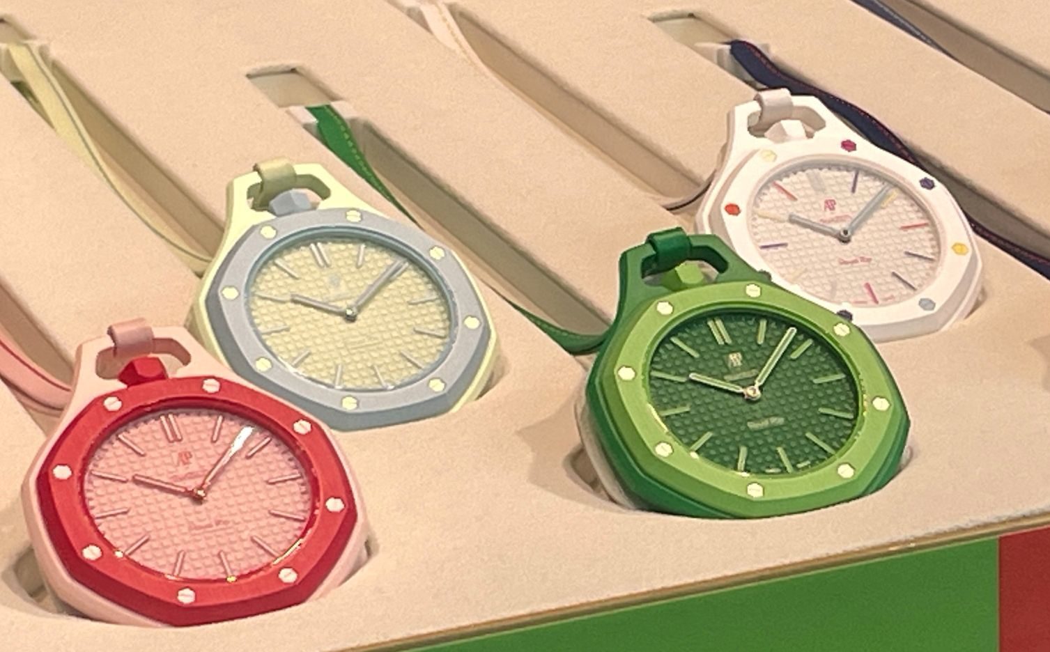 Royal Pop: como é quanto custa o relógio de bolso da Swatch que causa furor
