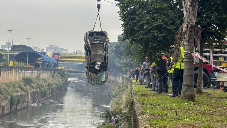 Uma pessoa morre após acidente deixar carro submerso no Rio Tamanduateí, em SP