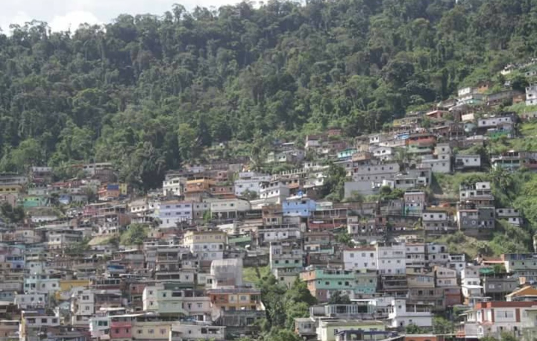 Polícia investiga uso de drone para lançar granada no Rio; jovem foi atingido