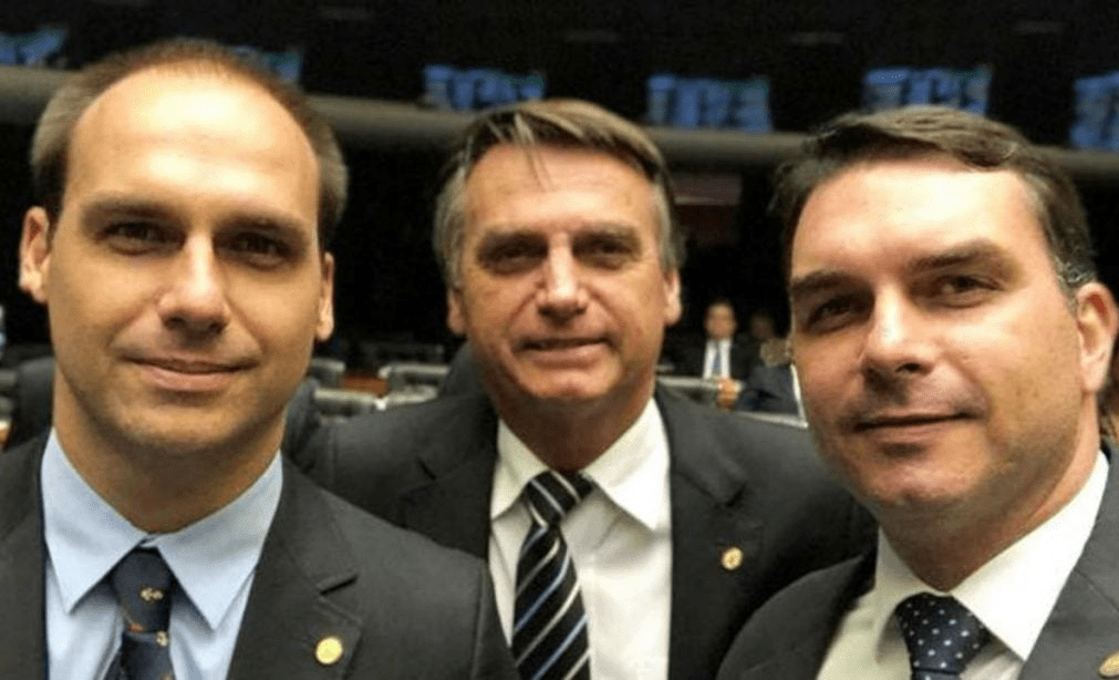 Financial Times compara os Bolsonaros à família Trump e diz que têm estilo paranoico