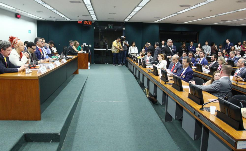 Quem votou contra o relatório da PEC pelo fim da 6×1, que reduz a jornada de trabalho