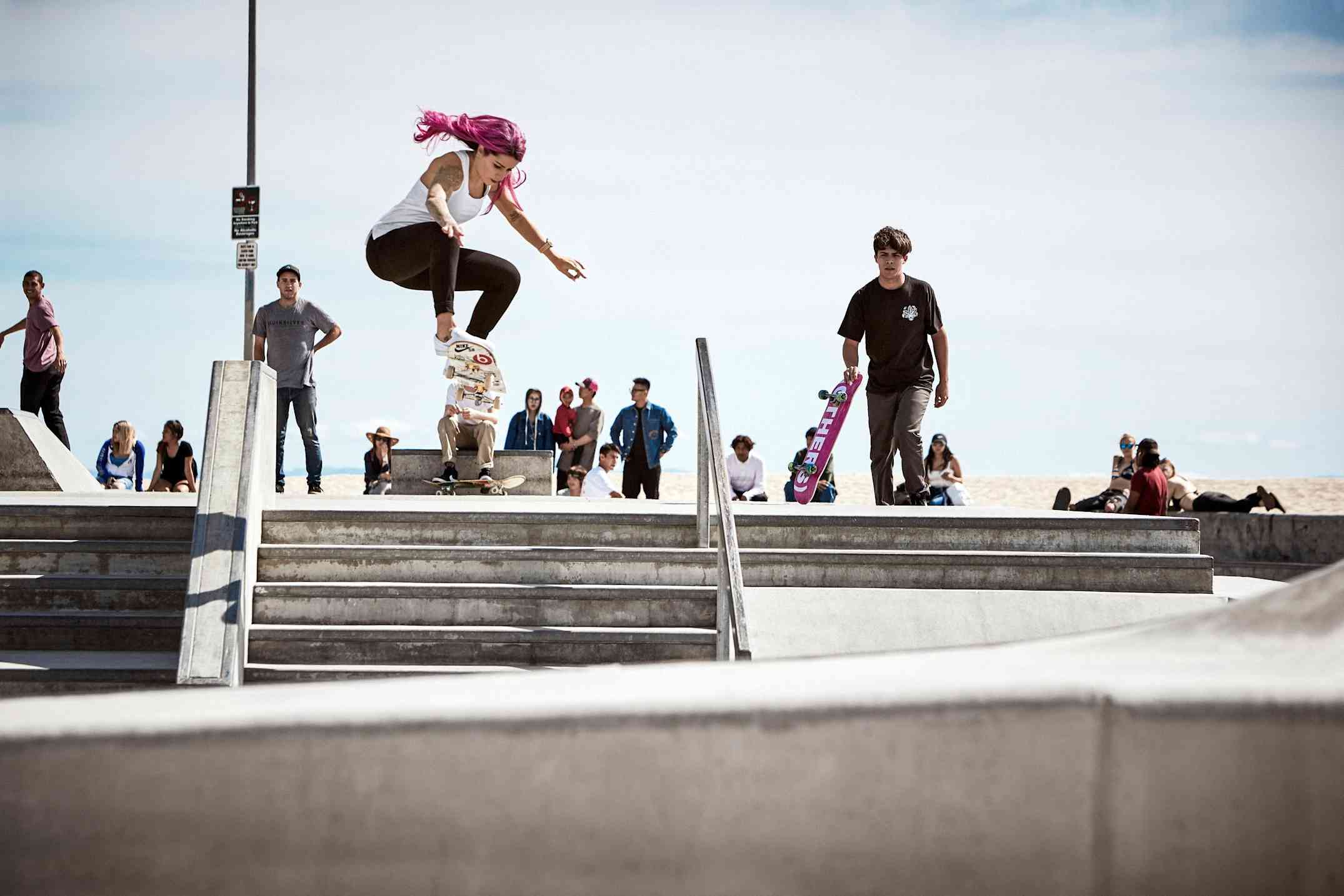O visual de Letícia Bufoni com regata e cabelo rosa desafiava o cenário predominantemente masculino do skate. O que antes gerava críticas e estranheza por ser considerado "feminino demais" tornou-se o alicerce de uma identidade visual autêntica, provando que a diferenciação e o pioneirismo andam juntos (Foto: Steven Lippman) 