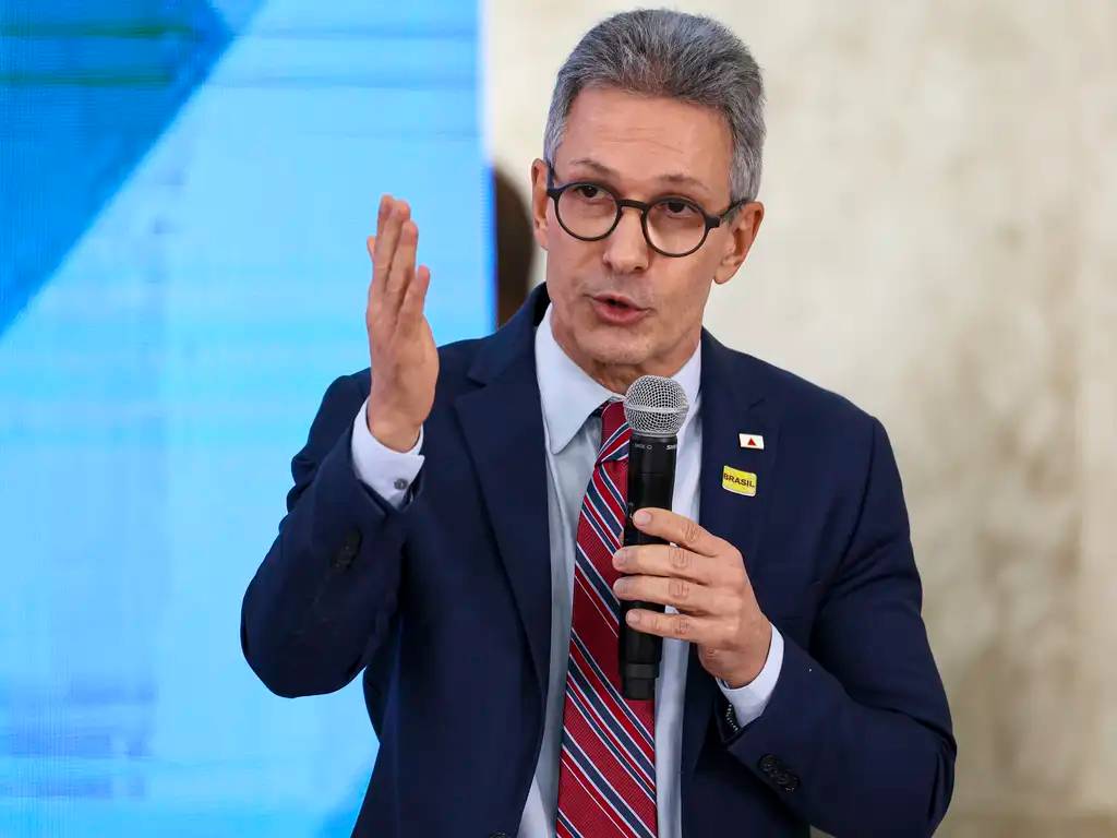 Zema diz que, ao contrário de Flávio Bolsonaro, ‘não tem rabo preso com ninguém’