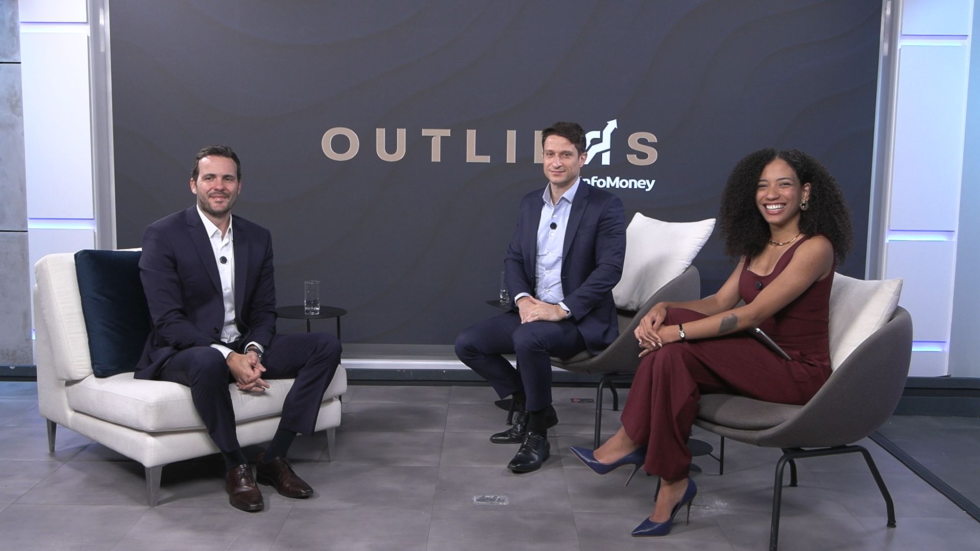 Outliers InfoMoney convidou Fernando Cortez, representante da Blue Owl Capital no Brasil. Programa apresentado por Clara Sodré, analista de fundos da XP, e Fabiano Cintra, head de fundos da XP