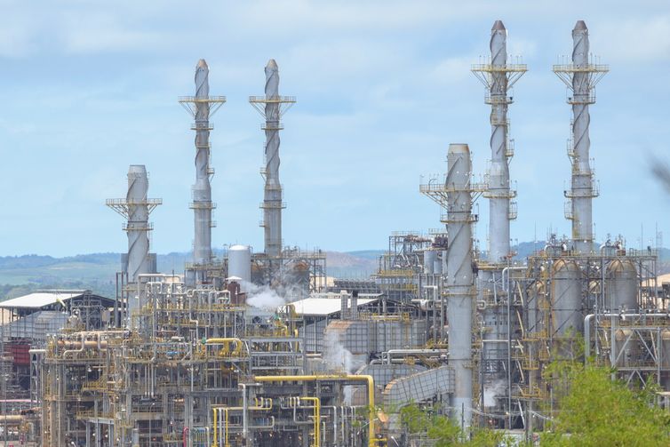 Refinarias da Petrobras operam com mais de 100% de capacidade; como isso é