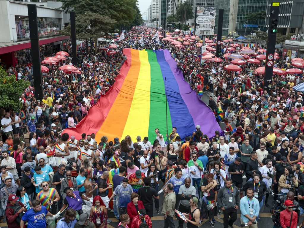 Câmara aprova texto que muda local da Parada LGBT+ de SP e proíbe presença de menores