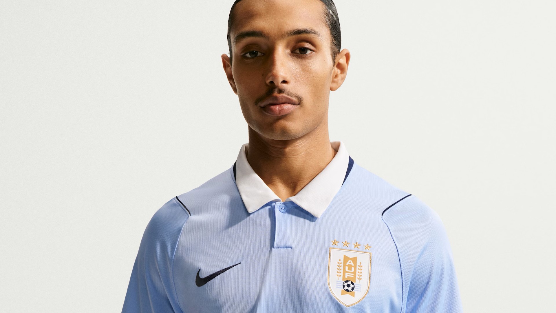 Camisa do Uruguai com quatro estrelas. (Foto: Reprodução/Nike)