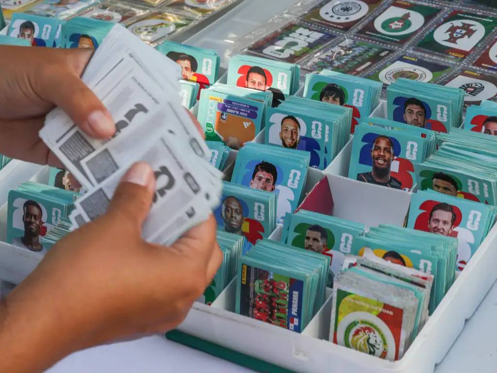 Com sucesso de figurinhas da Copa, vendas do setor de livros e jornais disparam